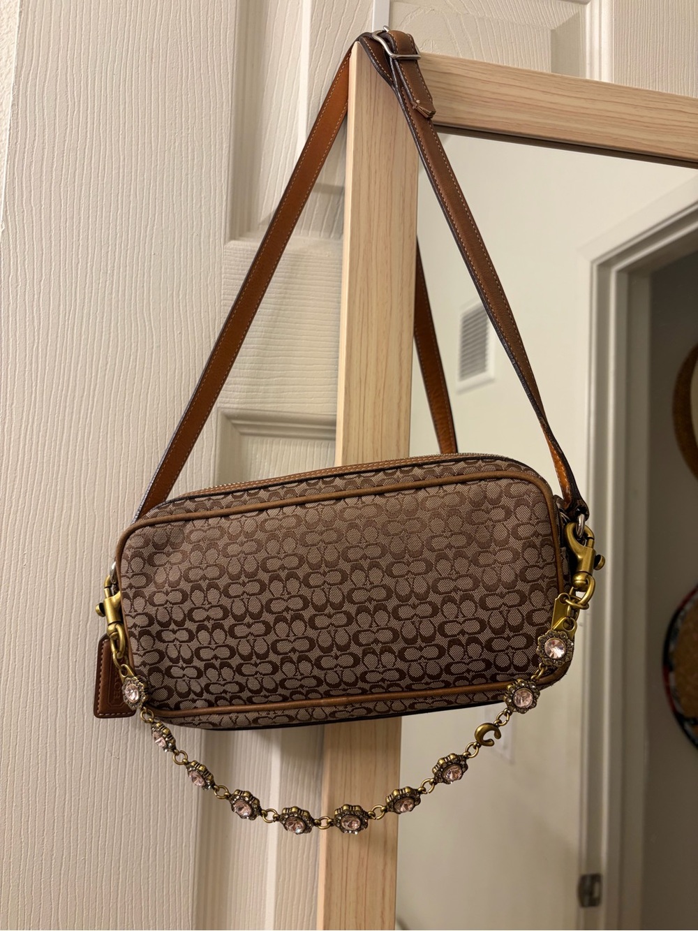 Coach 🤎 Vintage Y2K Tan and Brown Signature Jacquard shoulder camera Bag Purse